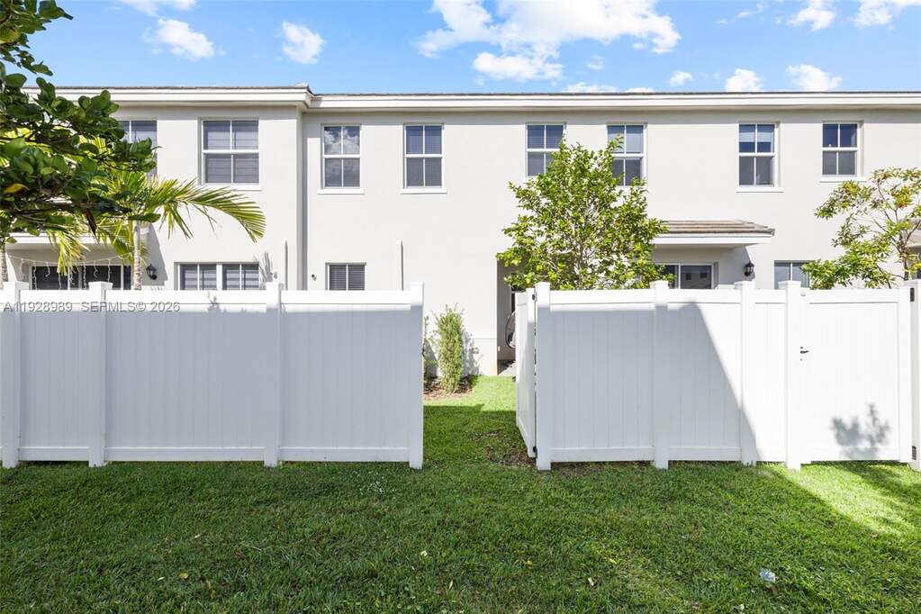 3 Bedroom Villa/Townhouse's Image 30