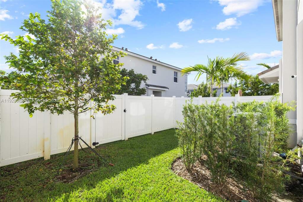 3 Bedroom Villa/Townhouse's Image 33