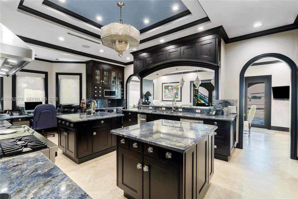 7 Bedroom Single Family Home/House's Image 14