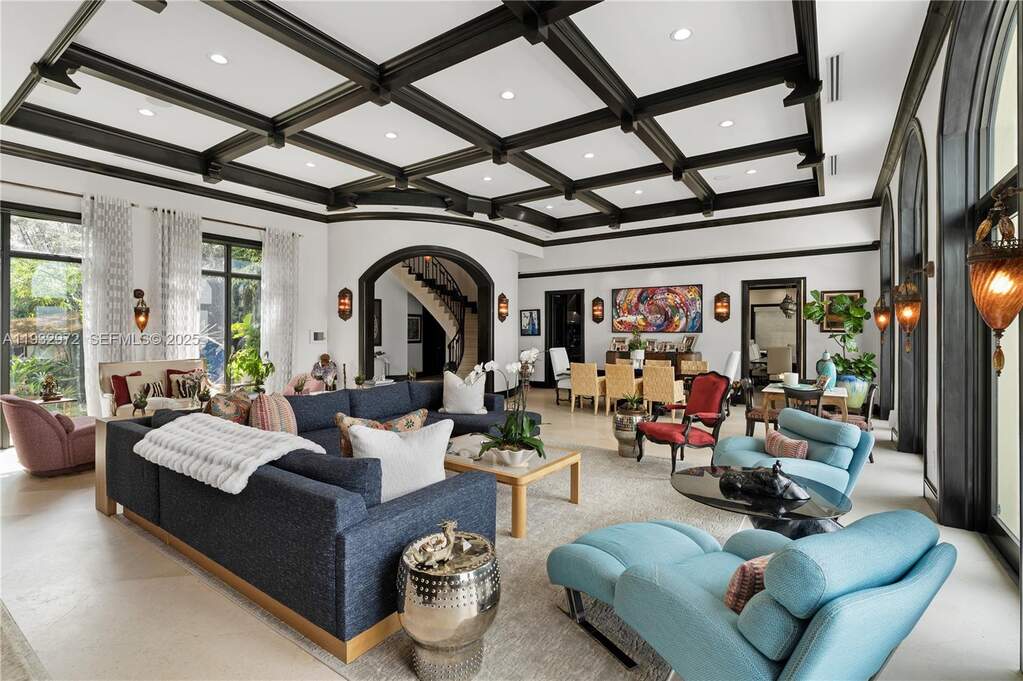 7 Bedroom Single Family Home/House's Image 3