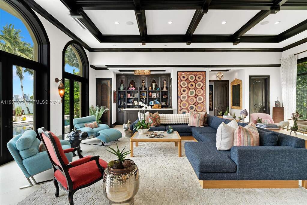 7 Bedroom Single Family Home/House's Image 4
