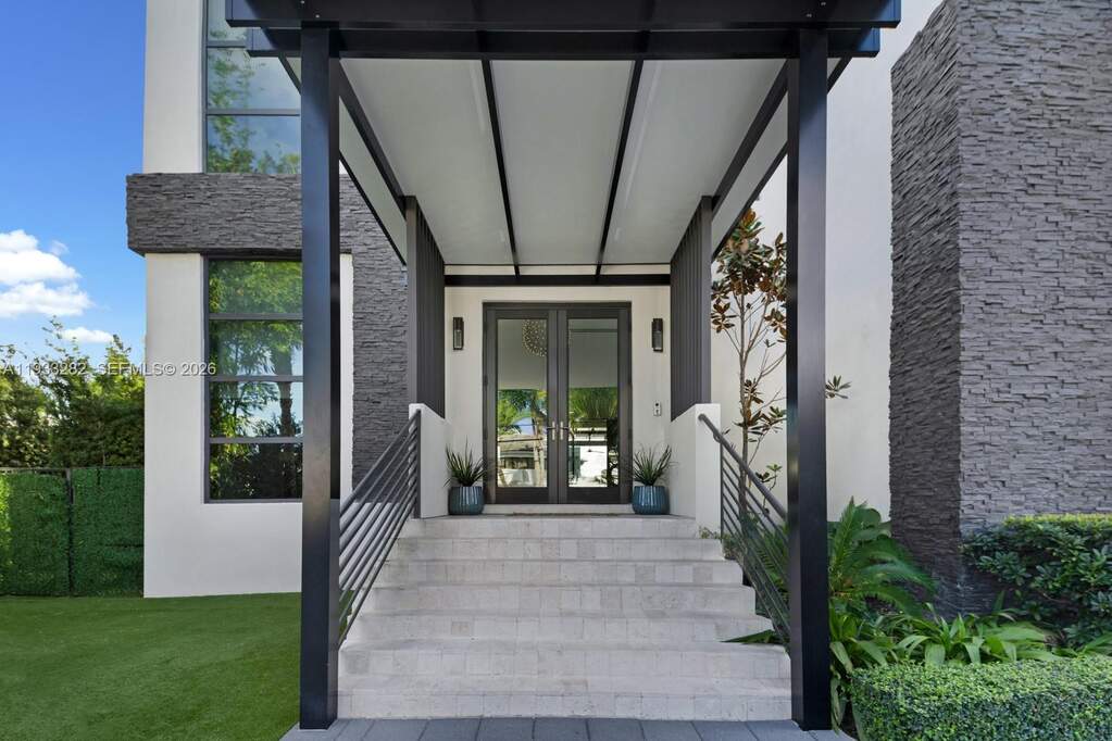 6 Bedroom Single Family Home/House's Image 14