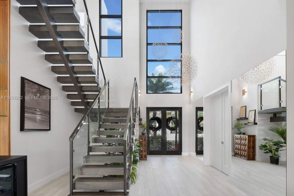 6 Bedroom Single Family Home/House's Image 15