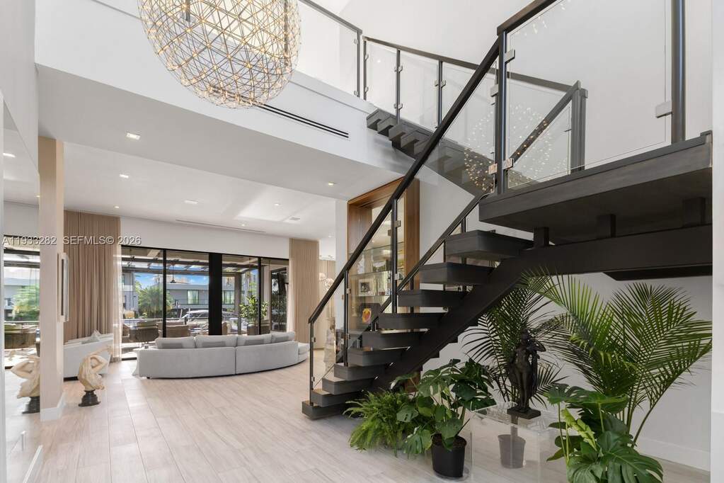 6 Bedroom Single Family Home/House's Image 16