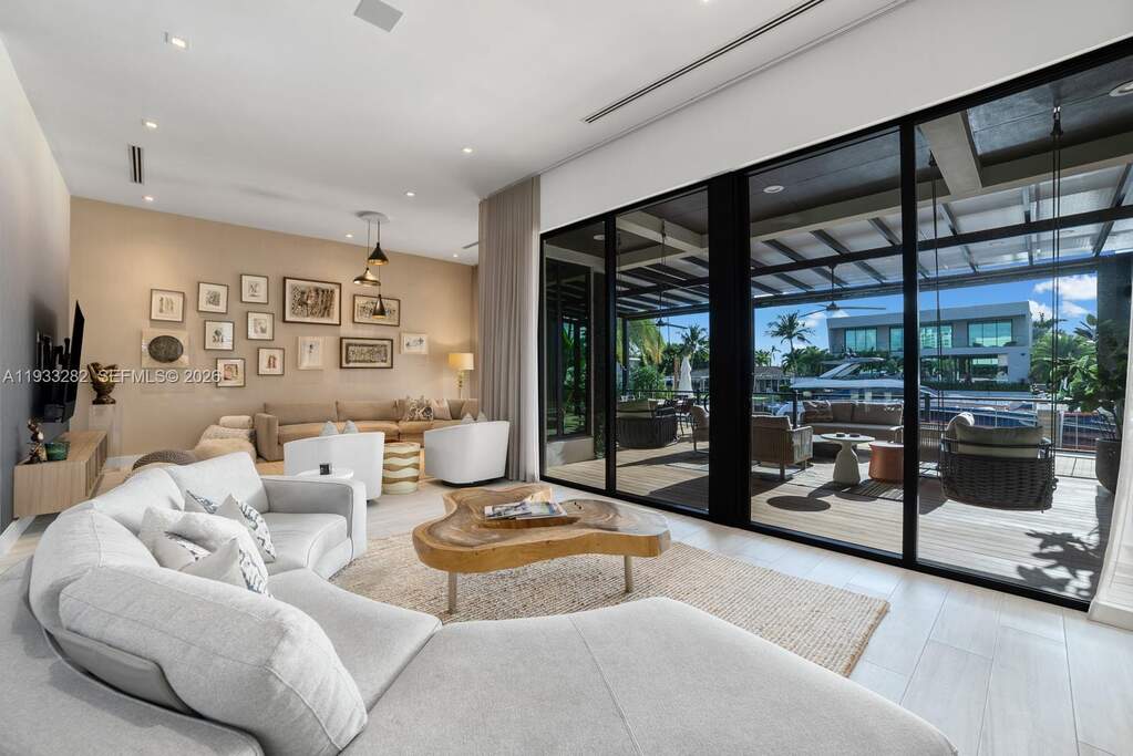 6 Bedroom Single Family Home/House's Image 17