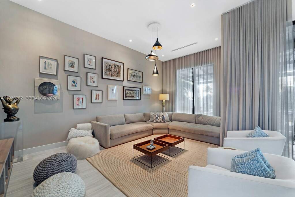 6 Bedroom Single Family Home/House's Image 18