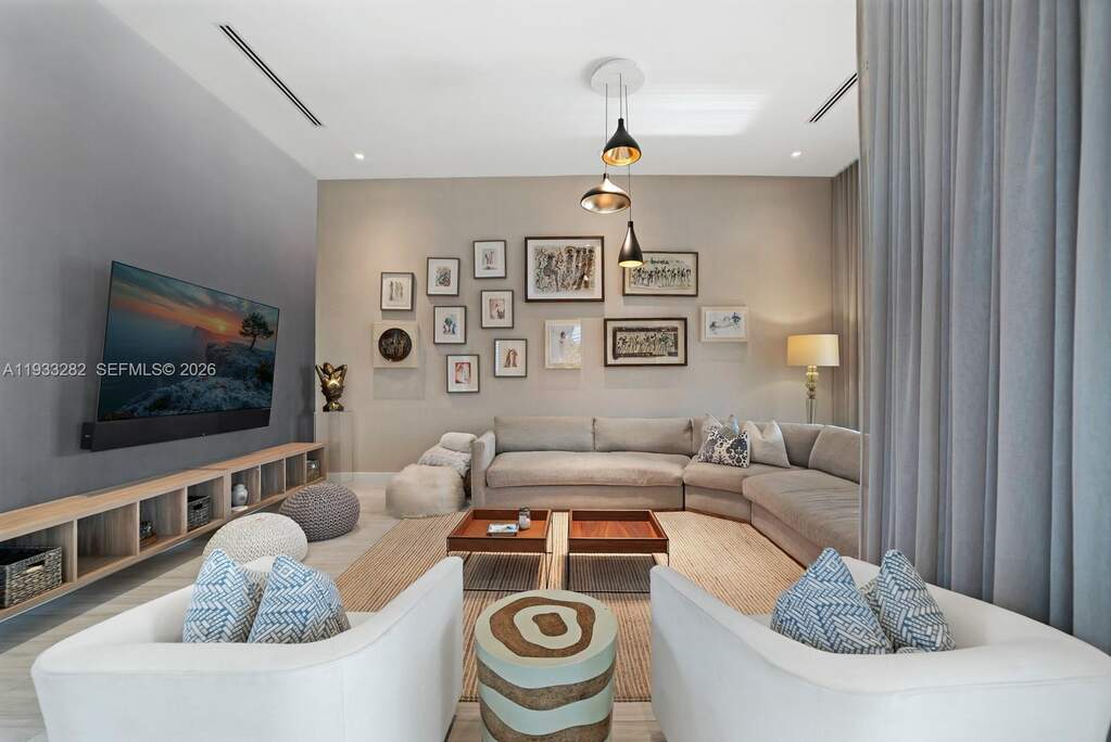 6 Bedroom Single Family Home/House's Image 19