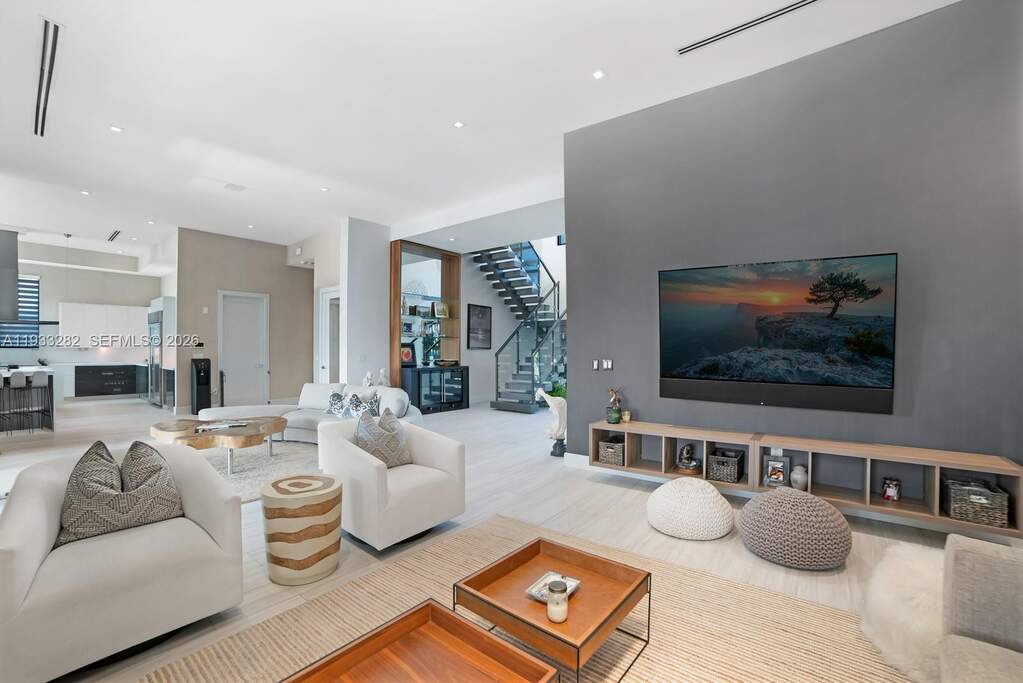 6 Bedroom Single Family Home/House's Image 20