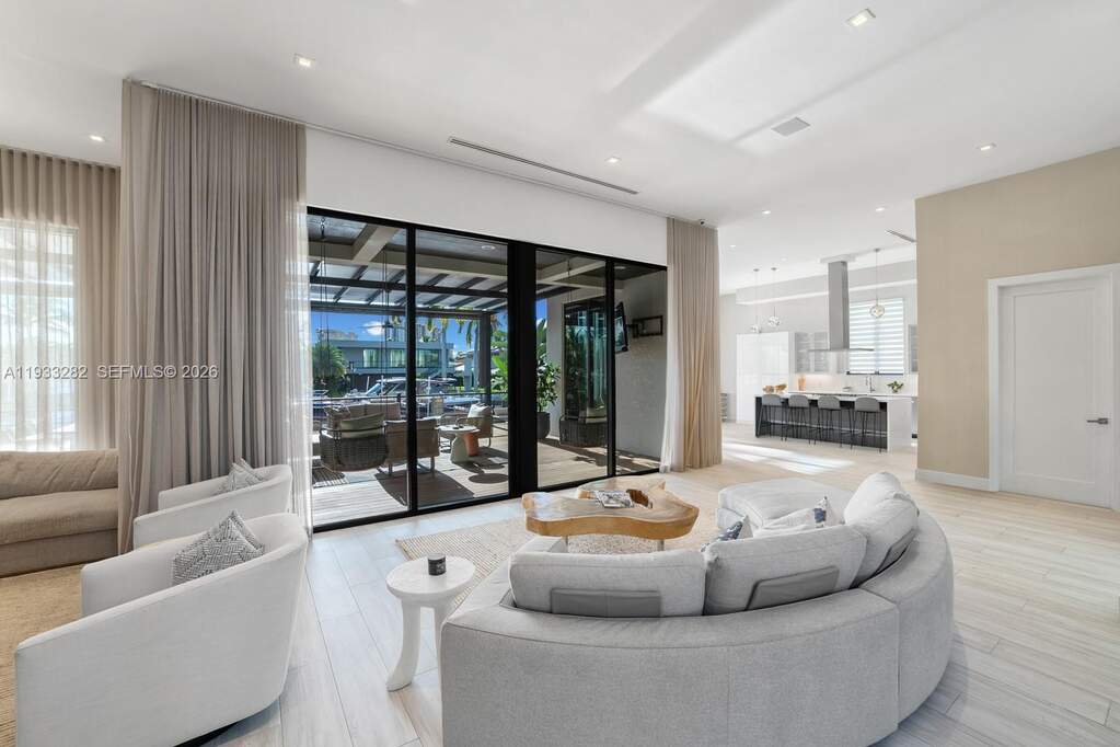 6 Bedroom Single Family Home/House's Image 22