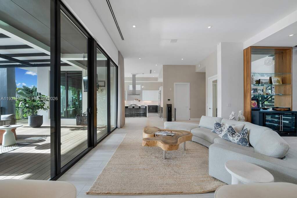 6 Bedroom Single Family Home/House's Image 23