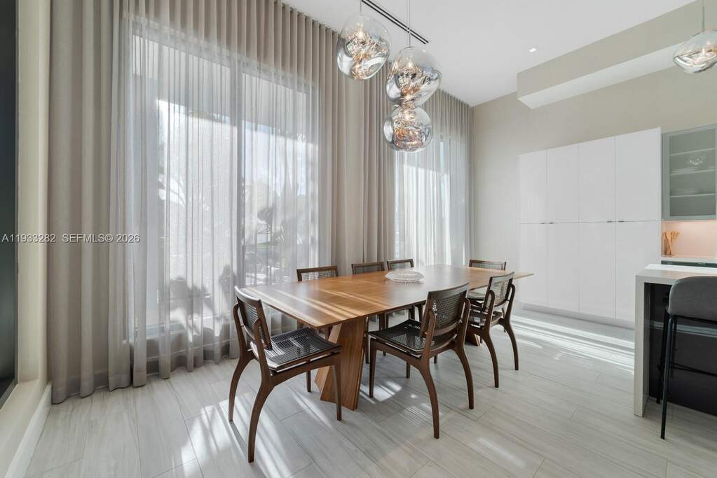 6 Bedroom Single Family Home/House's Image 26
