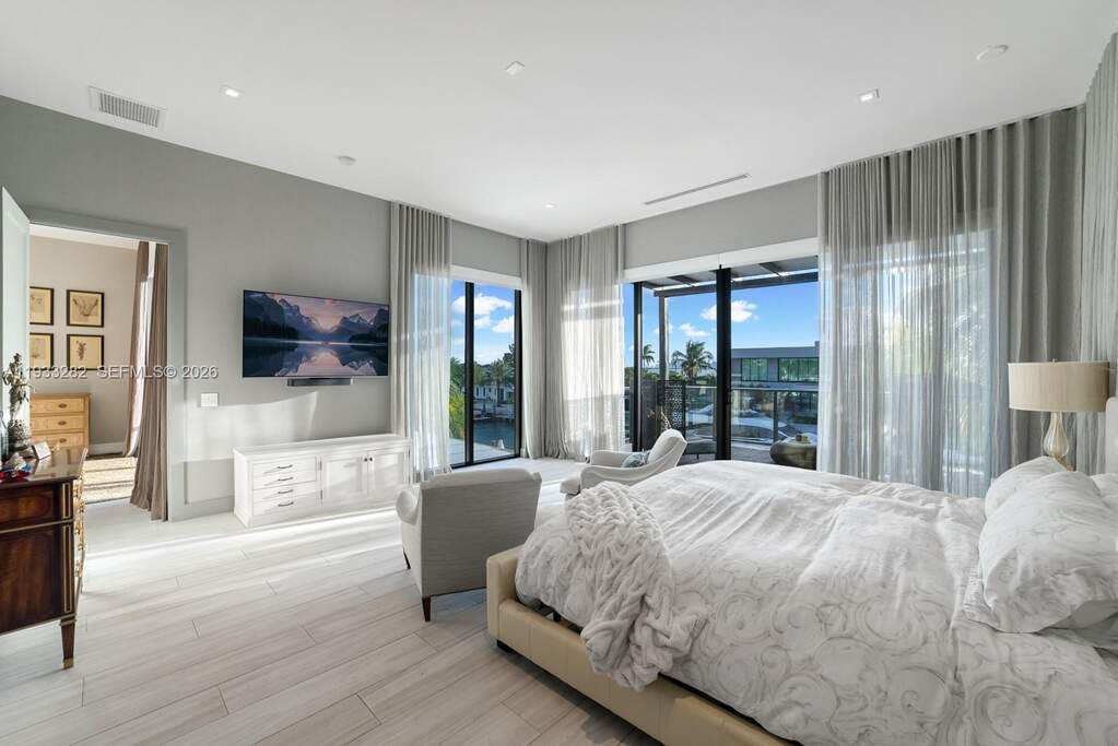 6 Bedroom Single Family Home/House's Image 28