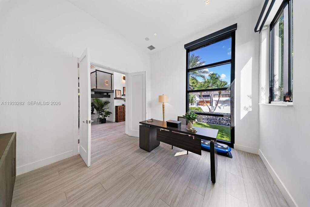 6 Bedroom Single Family Home/House's Image 41