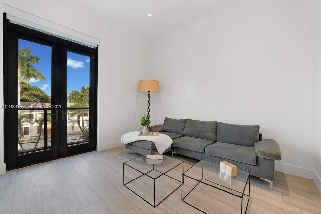 6 Bedroom Single Family Home/House's Image 43