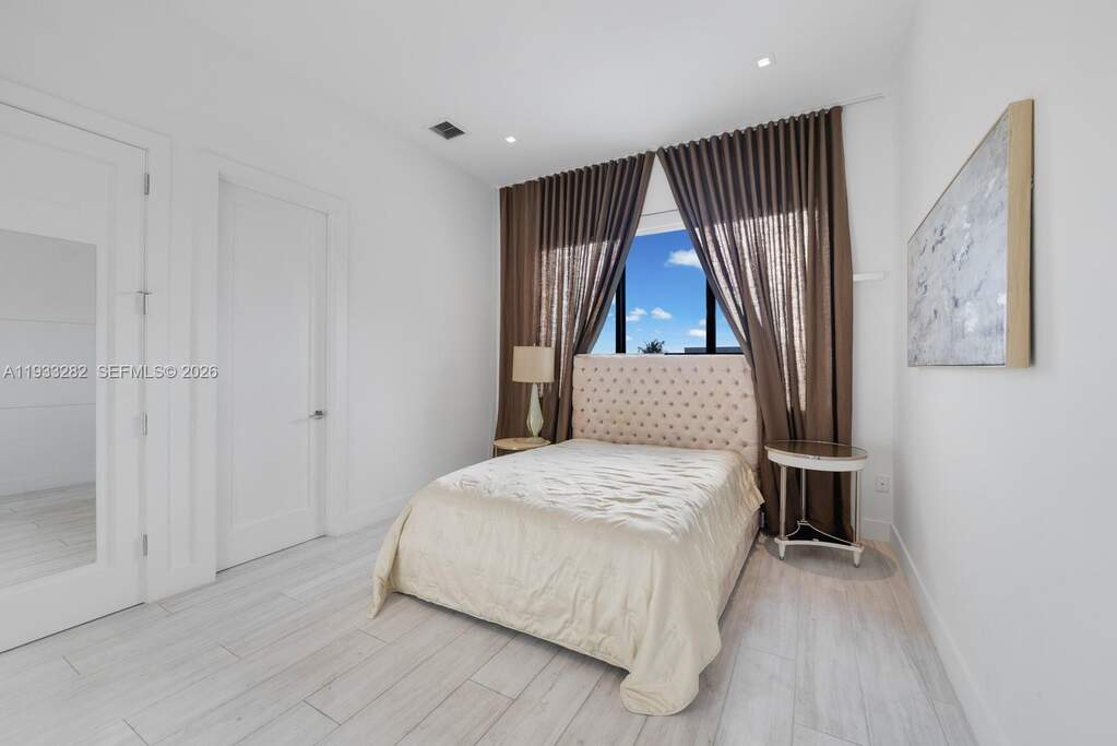 6 Bedroom Single Family Home/House's Image 44