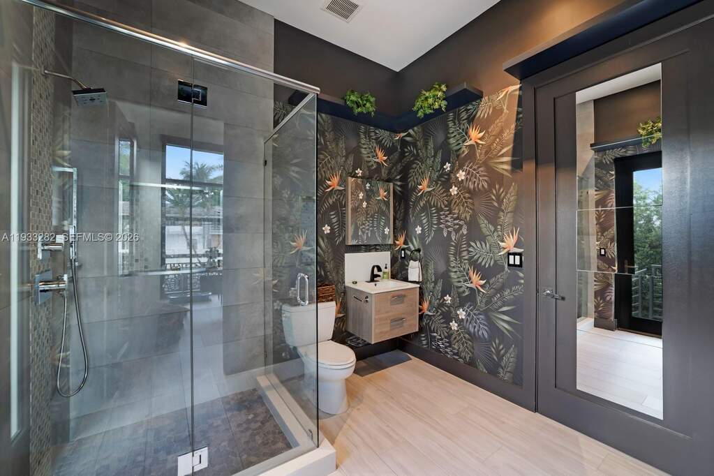 6 Bedroom Single Family Home/House's Image 45