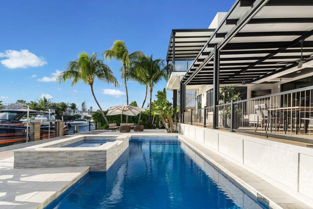 6 Bedroom Single Family Home/House's Image 6