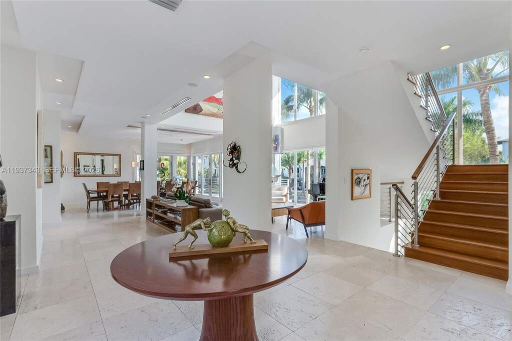 6 Bedroom Single Family Home/House's Image 7
