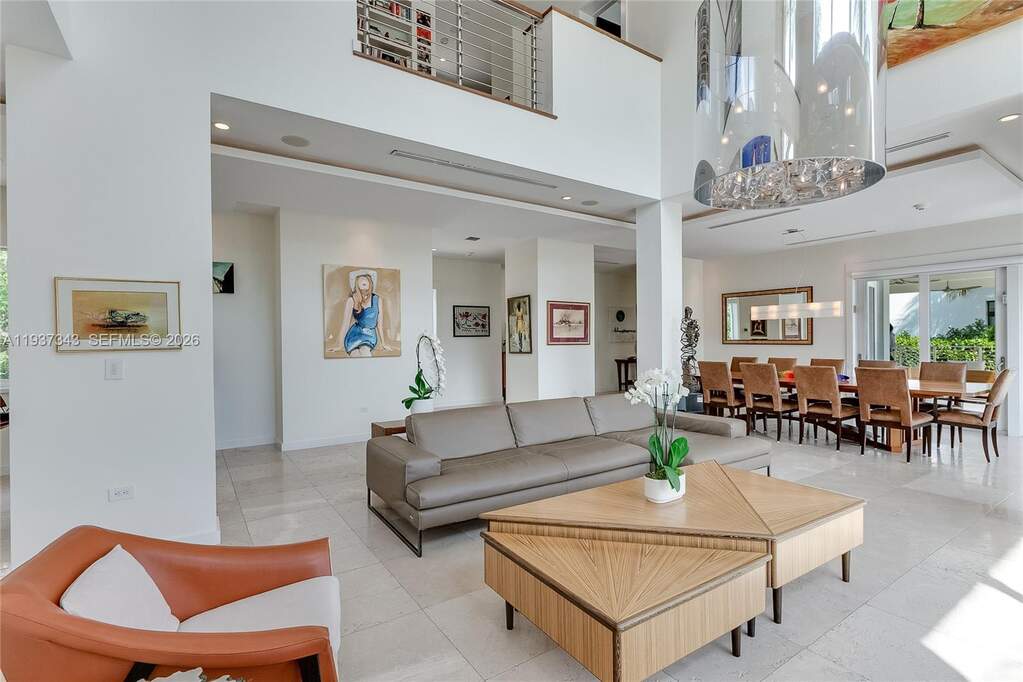 6 Bedroom Single Family Home/House's Image 9