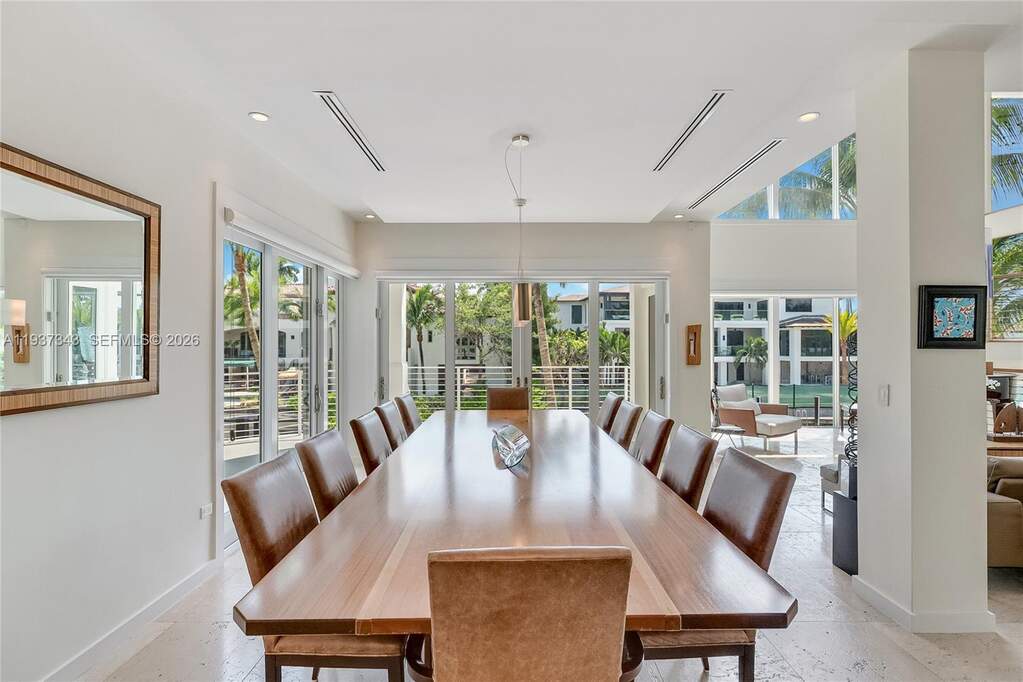 6 Bedroom Single Family Home/House's Image 12