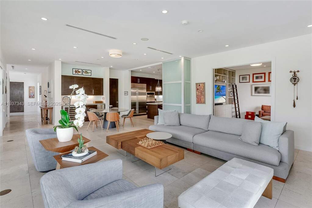6 Bedroom Single Family Home/House's Image 13