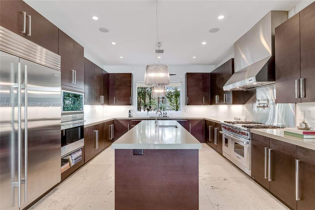 6 Bedroom Single Family Home/House's Image 17