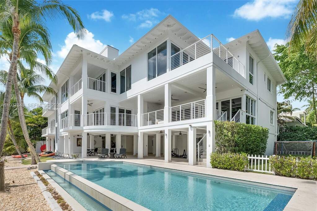 6 Bedroom Single Family Home/House's Image 3