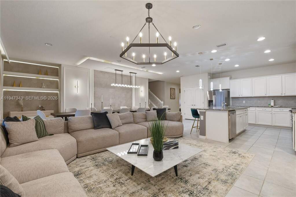 9 Bedroom Single Family Home/House's Image 9