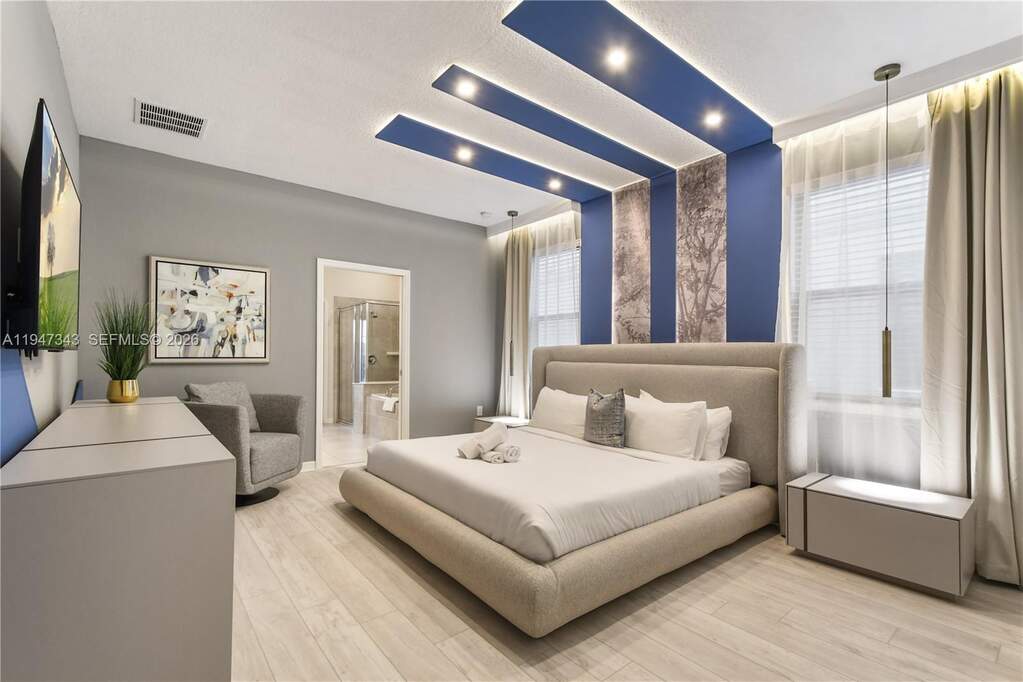 9 Bedroom Single Family Home/House's Image 13
