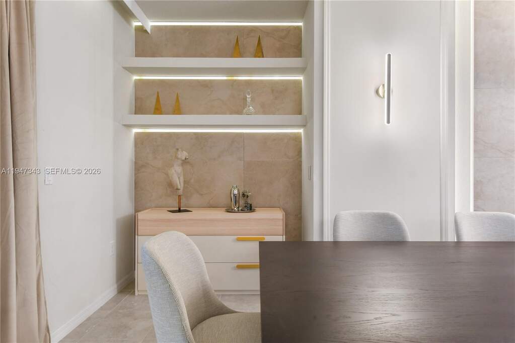 9 Bedroom Single Family Home/House's Image 3