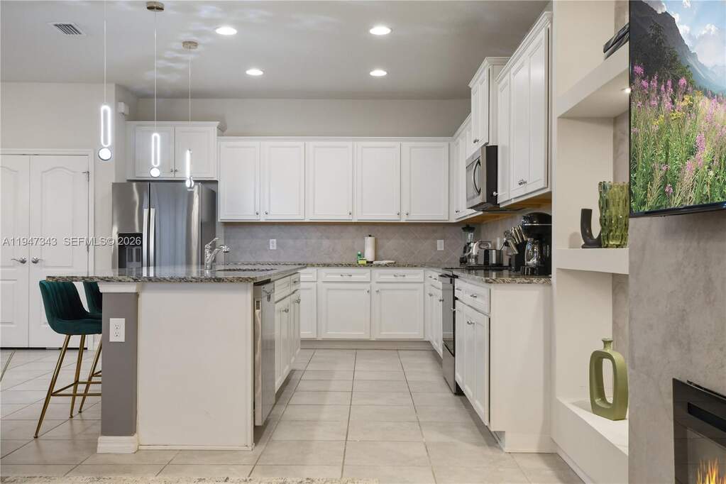 9 Bedroom Single Family Home/House's Image 6
