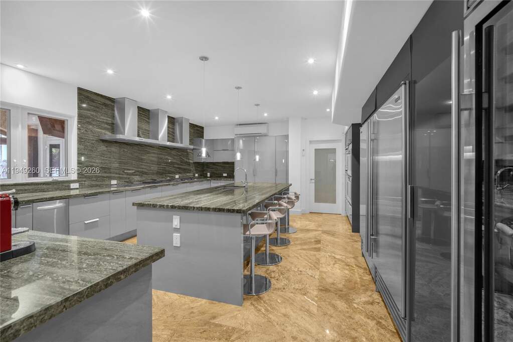 7 Bedroom Single Family Home/House's Image 13