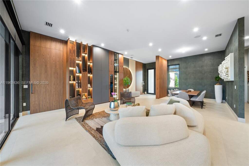 5 Bedroom Single Family Home/House's Image 9