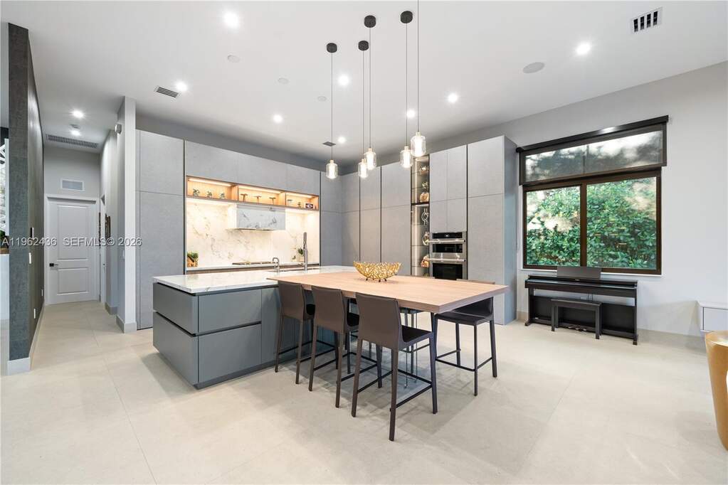 5 Bedroom Single Family Home/House's Image 10