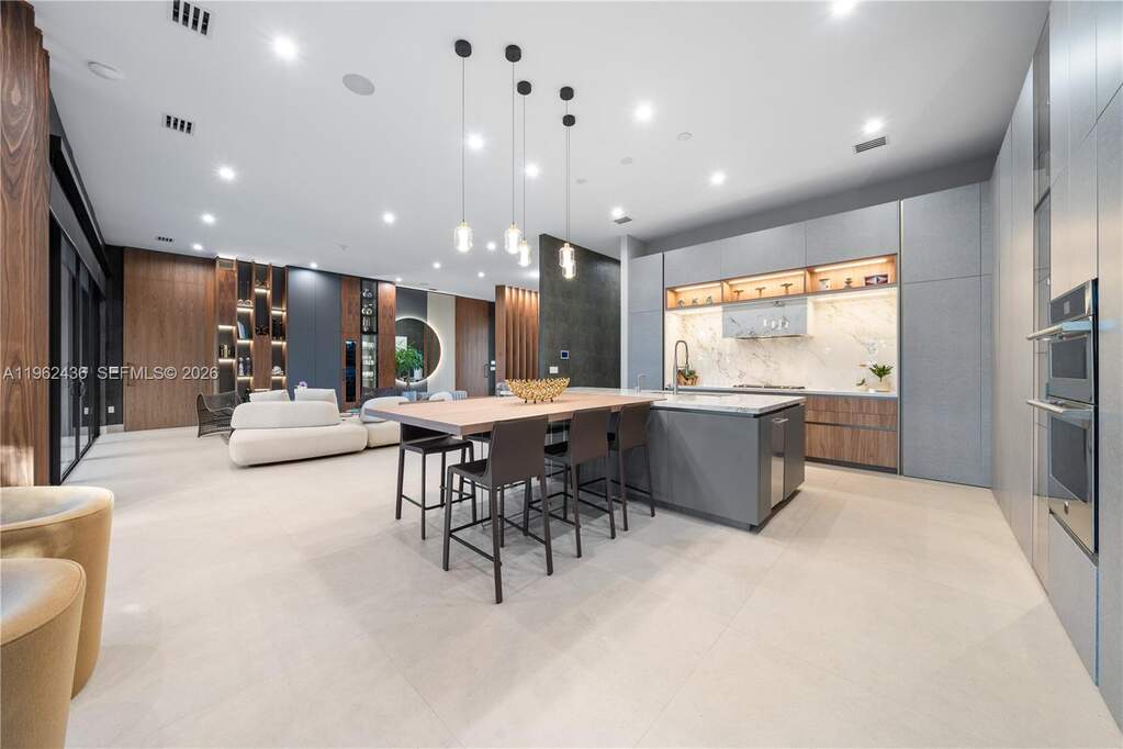 5 Bedroom Single Family Home/House's Image 14