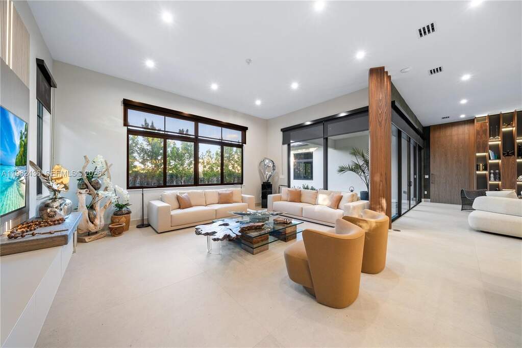 5 Bedroom Single Family Home/House's Image 15