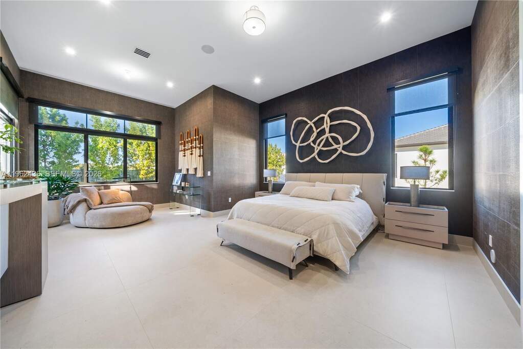 5 Bedroom Single Family Home/House's Image 19