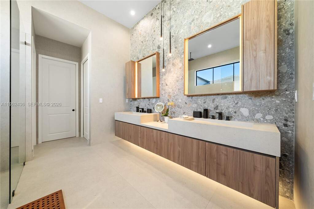 5 Bedroom Single Family Home/House's Image 23