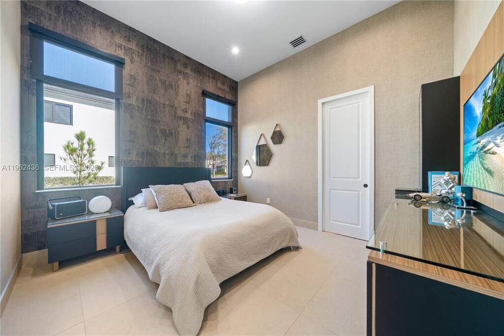5 Bedroom Single Family Home/House's Image 32