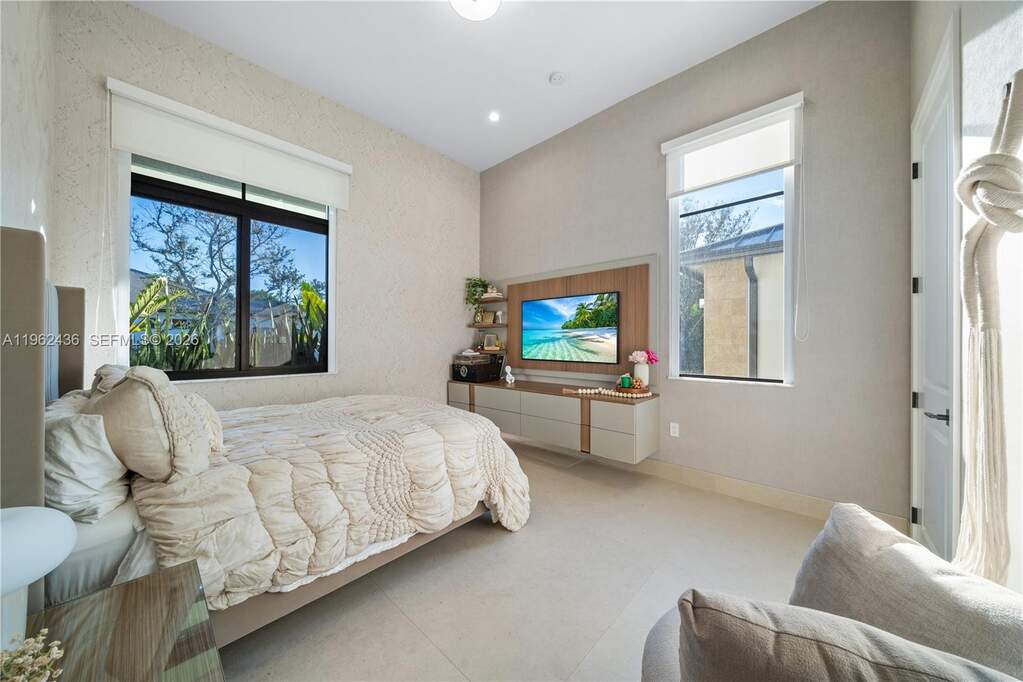 5 Bedroom Single Family Home/House's Image 34
