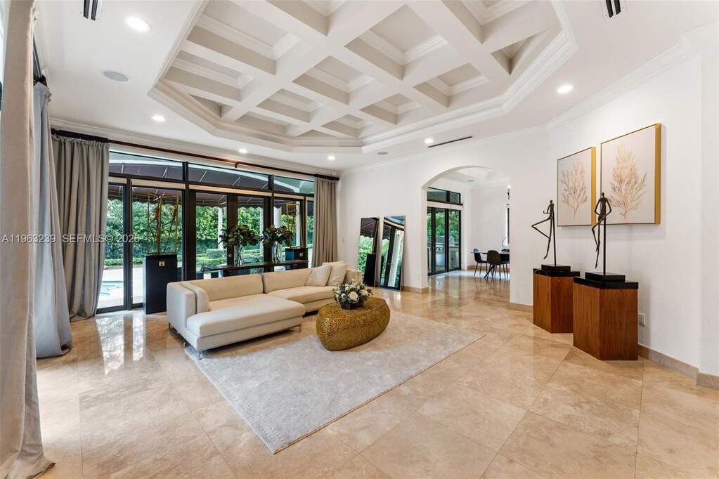 6 Bedroom Single Family Home/House's Image 10