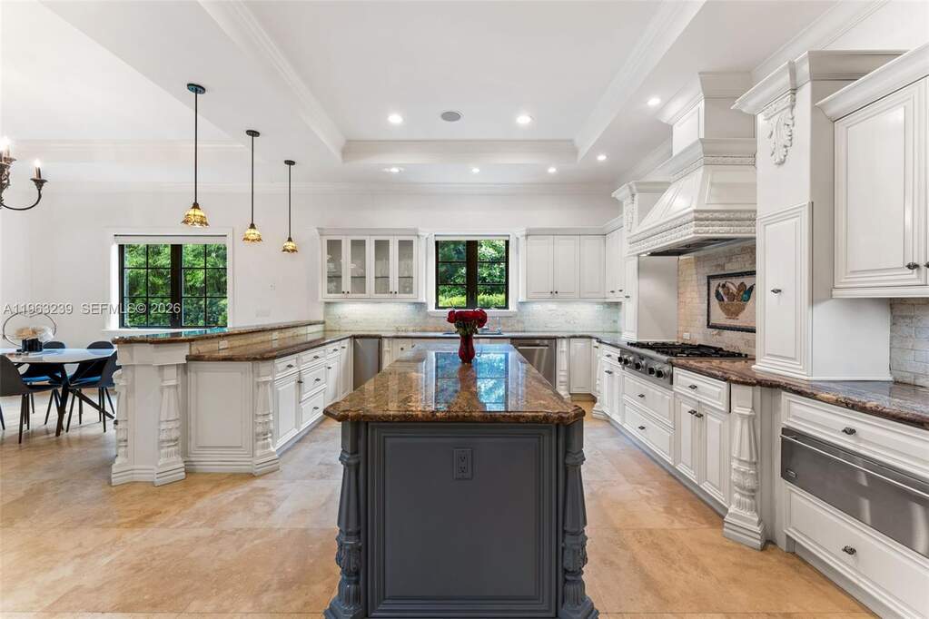 6 Bedroom Single Family Home/House's Image 12