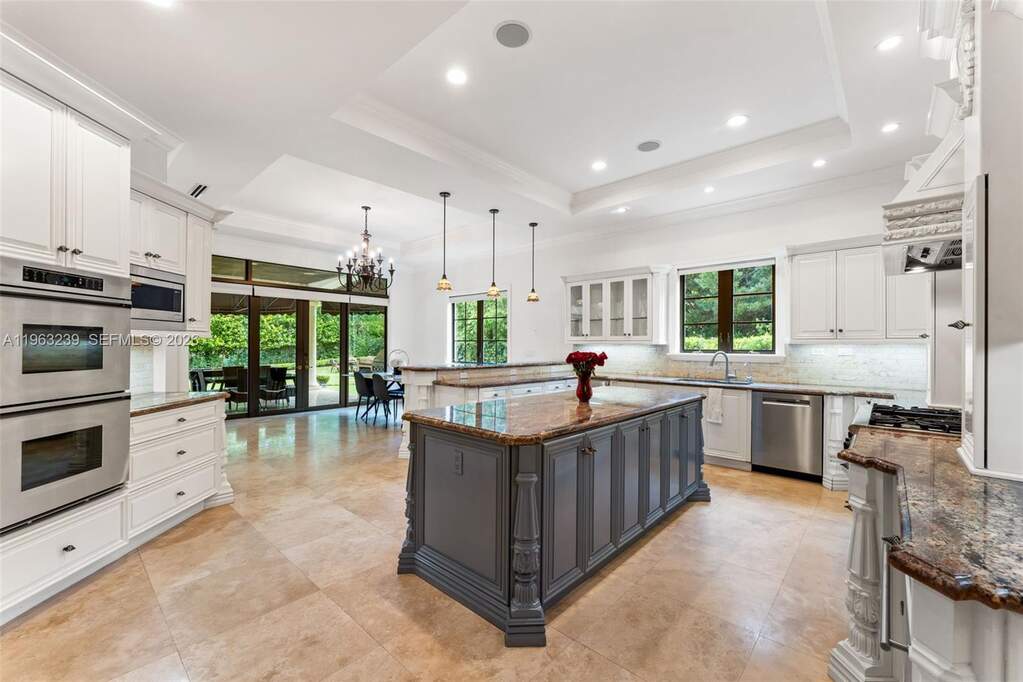 6 Bedroom Single Family Home/House's Image 13
