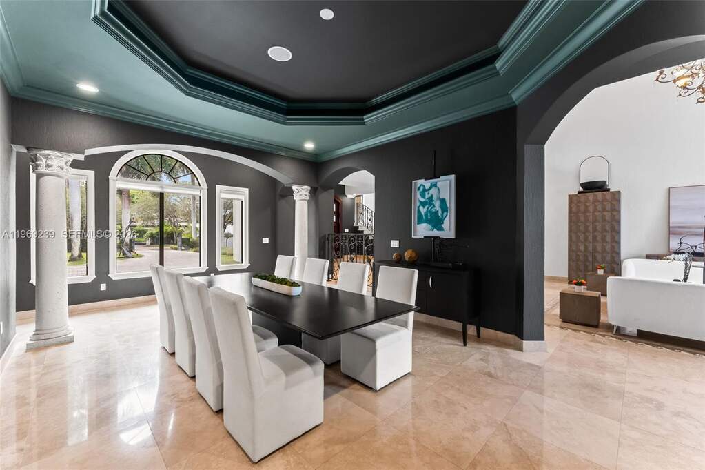6 Bedroom Single Family Home/House's Image 16