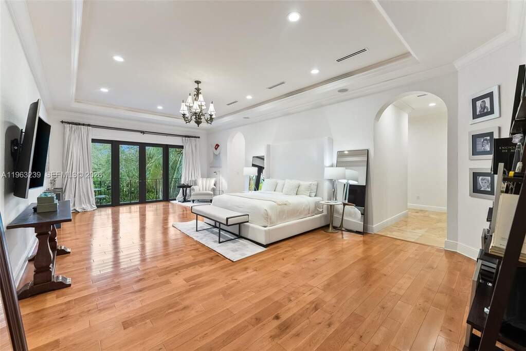 6 Bedroom Single Family Home/House's Image 20