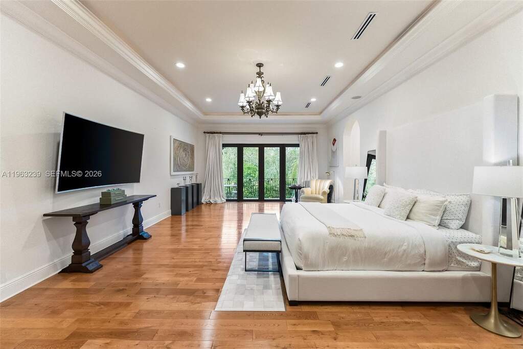 6 Bedroom Single Family Home/House's Image 21