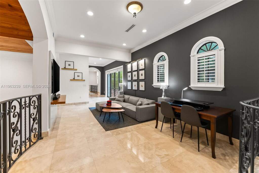6 Bedroom Single Family Home/House's Image 30