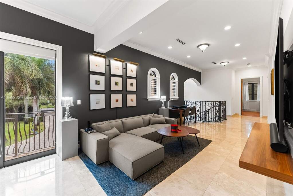 6 Bedroom Single Family Home/House's Image 31