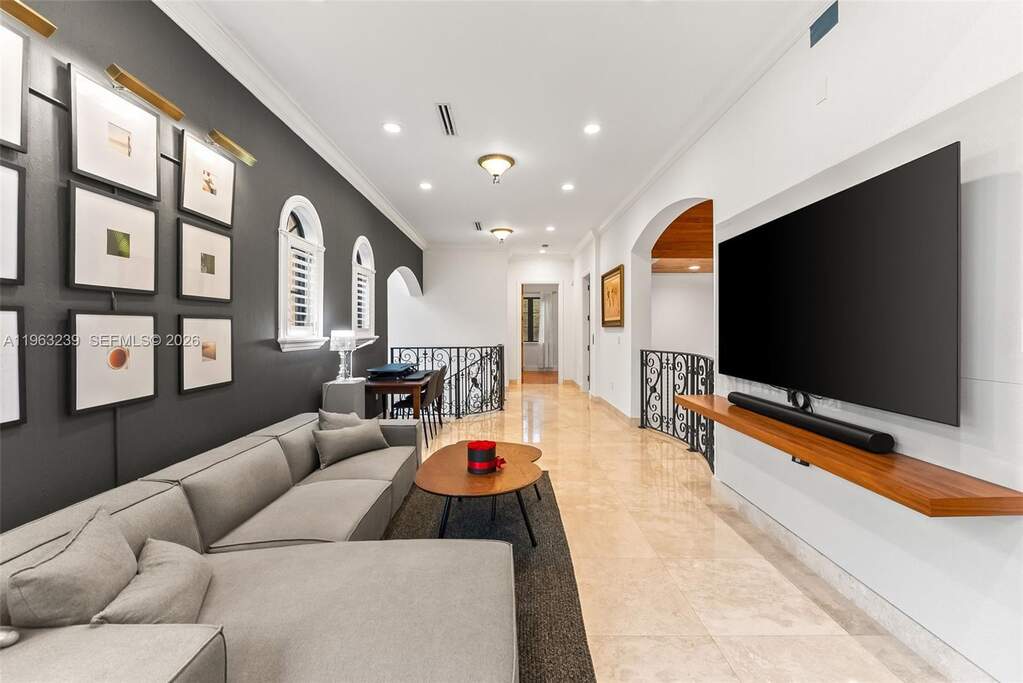 6 Bedroom Single Family Home/House's Image 32