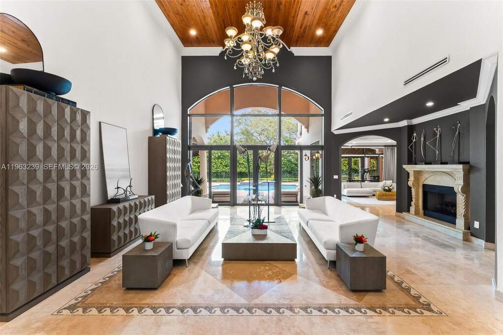 6 Bedroom Single Family Home/House's Image 3